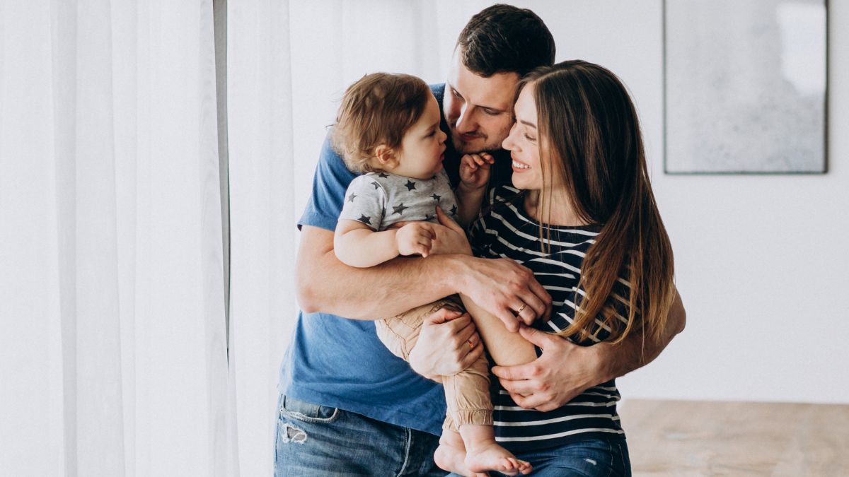 Uma imagem de uma família feliz com um seguro de vida.